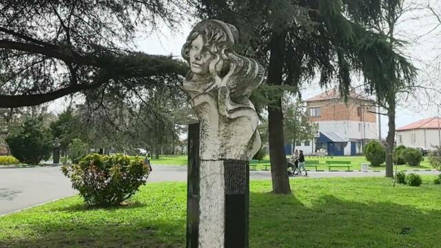 В парка на град Камено се издига скромен паметник на певицата Румяна