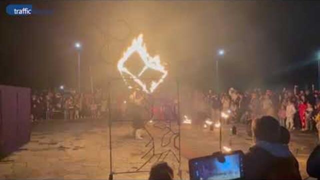 Братската могила в плен на огнени спектакли