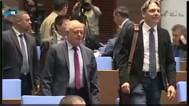 Празен ЧЕК в ПАРЛАМЕНТА | Бойко Борисов ги прати да видят оглозганото | МЕЧ за оставката на Киселова