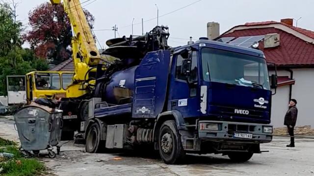 КАМИОН ПРОПАДНА В ДУПКА НА УЛИЦА В ДОБРИЧ