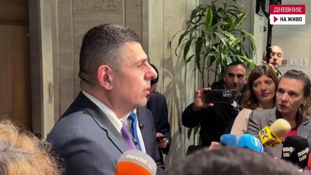 "Демократична България": Управляващите са се скрили на тъмно и разпределят порции