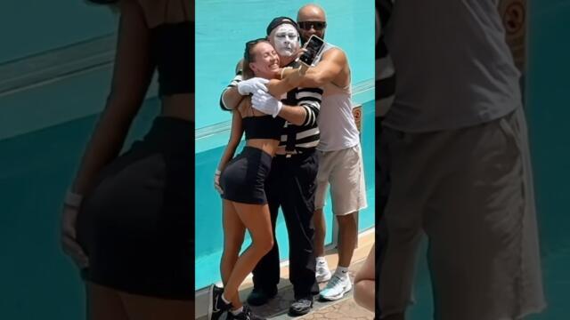 Couple having fun with 😂 Tom the mime seaworld  #seaworldmime #comedy #funny #tomthemime #fun