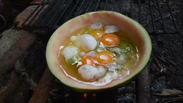Яйца с лук, чушки в кора от диня по селски...