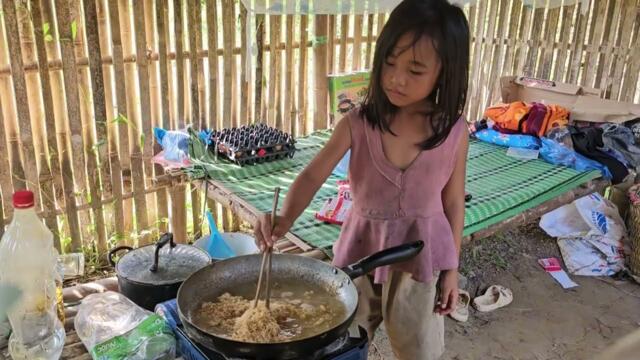 The poor girl earns a living alone, picking up snails to sell, the life of a Vietnamese orphan