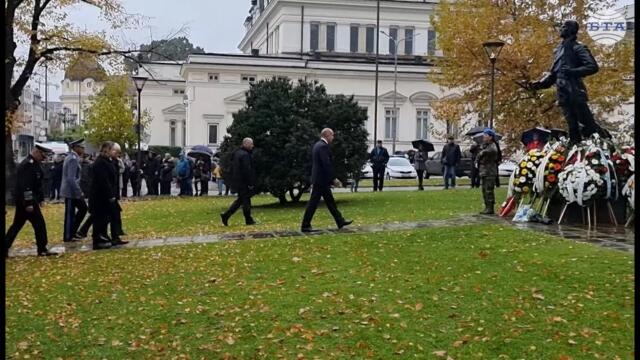 Президентът Радев прие почетния караул и отдаде почит на загиналите за България военни парашутисти