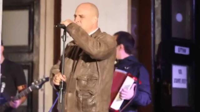 Скакауец в Перник. Светльо от Хиподил пее в подкрепа на София Георгиева - кандидат за кмет на Перник