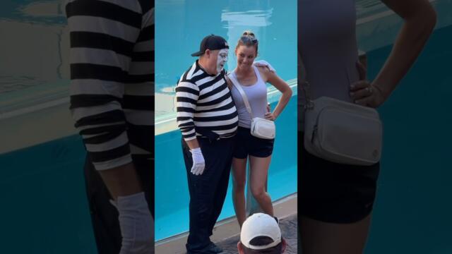 It was all going well until… 😂🤣 Tom mime Seaworld funny videos #seaworldmime #tomthemime #funny