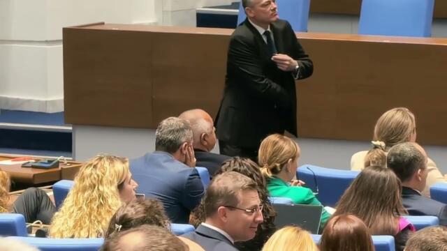 Работният ден на Бойко Борисов рязко нарастна в пленарна зала на НС от 2 на 20 минути! Ура!