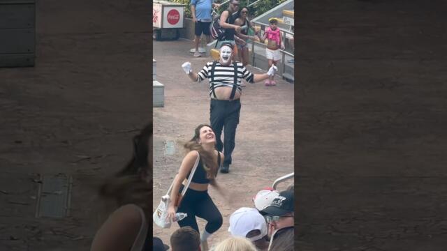 Surprise! 😬🤣 Tom mime Seaworld #seaworldmime #tomthemime #funny #shorts