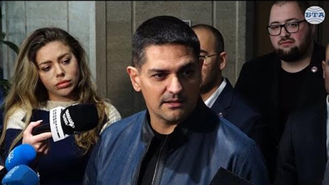 Няма политическа воля заплатите на лекарите и сестрите да бъдат достойни, смята Радостин Василев