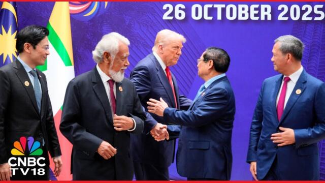 WATCH: President Donald Trump Poses with ASEAN Leaders at the ASEAN Summit in Kuala Lumpur | N18G