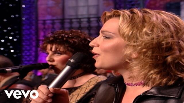 Bill & Gloria Gaither - He Understands My Tears [Live] ft. The Isaacs