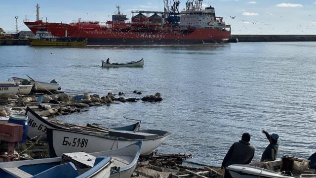 Балчик се къпе в топлите лъчи на есента преди застудяването