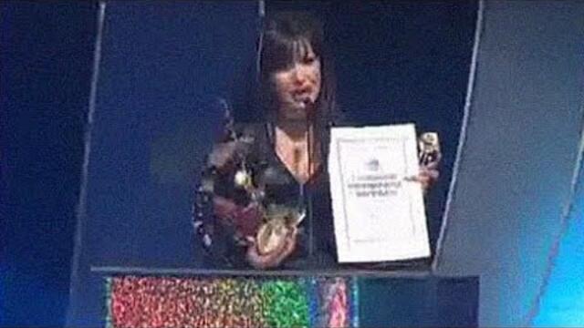 Татяна получава награда за "Балканика клип на 2003"