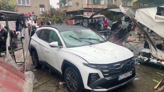 Автомобил се блъсна в сергии на кооперативния пазар в Казанлък