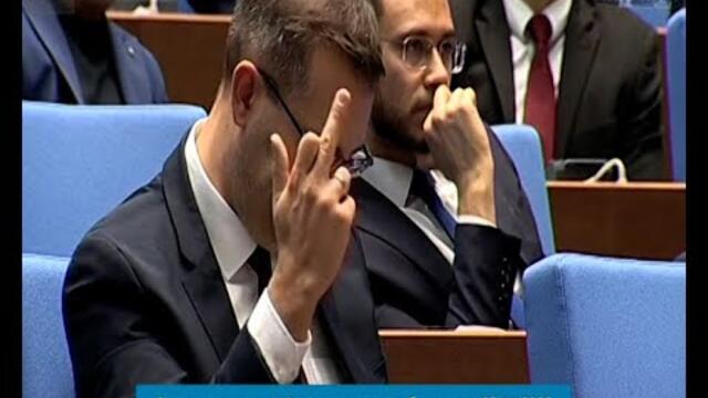 Показаха среден пръст на Костадинов