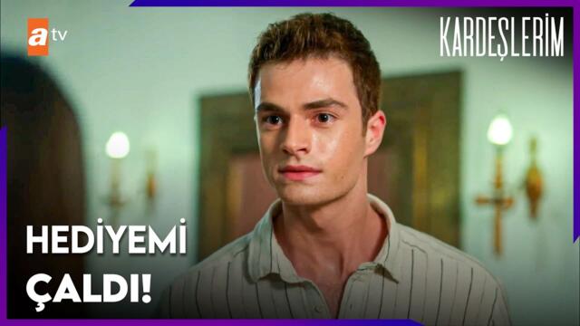 ''Sana aldığım hediyeyi çaldı!'' - Kardeşlerim