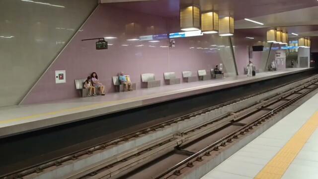 Родното метро рано сутрин