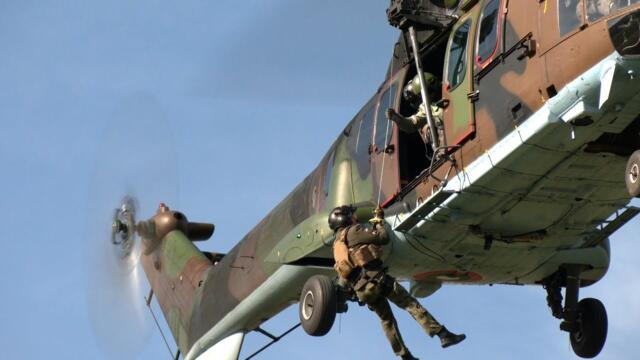 Екипаж с вертолет „Кугар“ участва в учението SAREX-25 с операция по въздушно спасяване