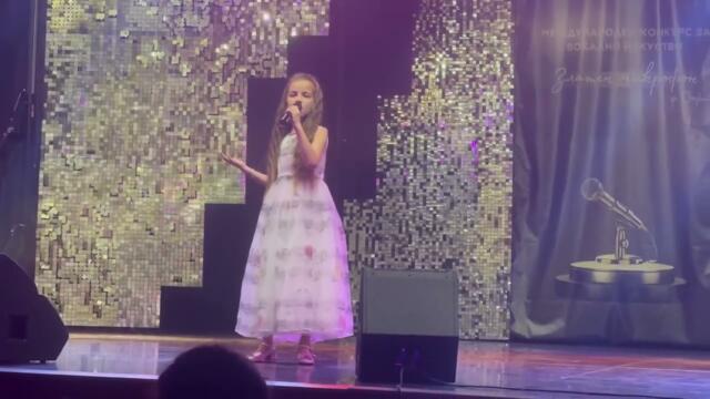 8-годишната Алина Георгиева от Русе с две първи награди от „Златен микрофон“