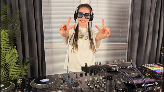 DJ Gabi – Weekly Electronic Journey: Melodic Techno & Progressive House | Episode 01 🎧🔥✨