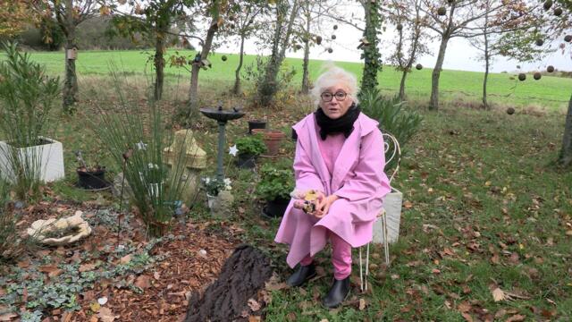 Elle a choisi d'enterrer son mari dans son jardin