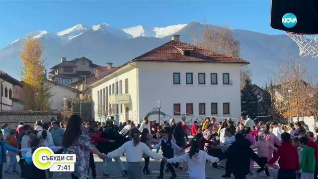 Ученици от Банско играят народни танци в голямото междучасие