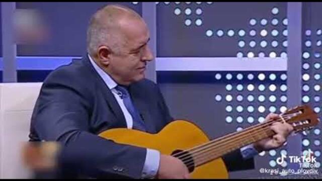 На китарата Васко Жабата