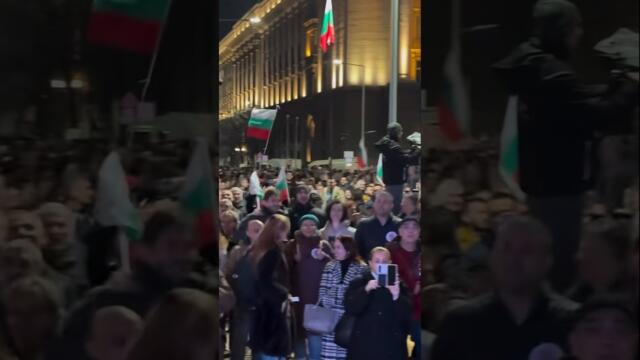 Който не скача е дебел 🐷 #българия #протест #софия