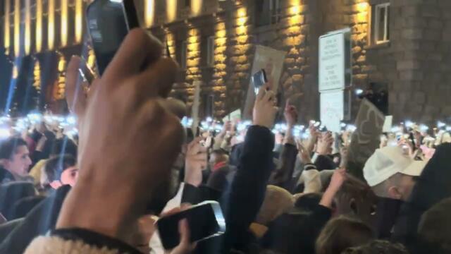 Протестиращите в София светят с фенерчетата си