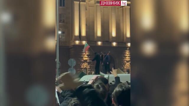 Момент от протеста: Мъж се качи върху бус, за да развее българското знаме
