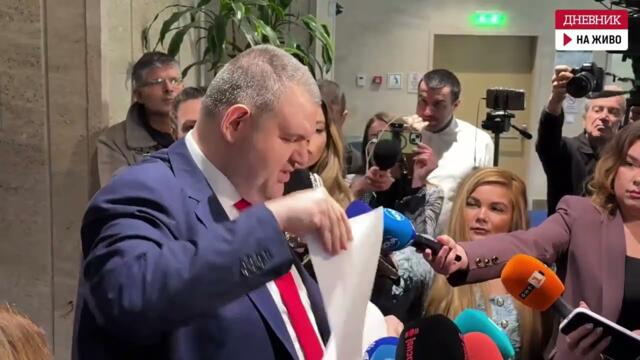 Пеевски показа пред медиите законопроекти, които е подписвал заедно с Ивайло Мирчев