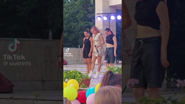 Дара Екимова спъва Азис