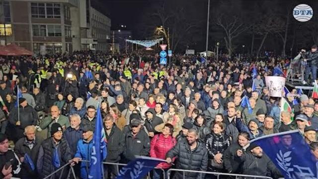 Част от лозунгите на митинга в Кърджали гласяха "България е една, не ни разделяйте"
