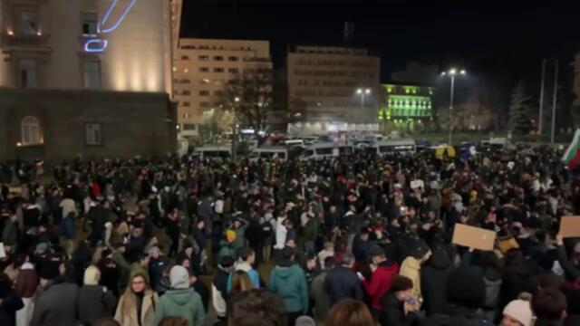 На живо II: Протестът срещу Пеевски и Борисов (между 20 и 21:20 ч)