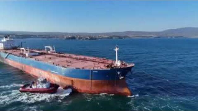 Вижте как теглят танкера "Кайрос" към Бургаския залив