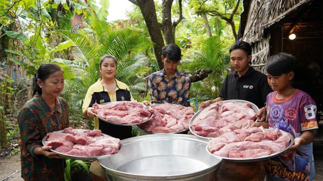Small contribution, But big heart for Cambodian Refugees | Use pork to make food for Refugees