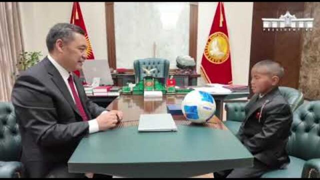 Президент Садыр Жапаров Ош облусунан келген окуучу Нурзаман Алмазбековду кабыл алды