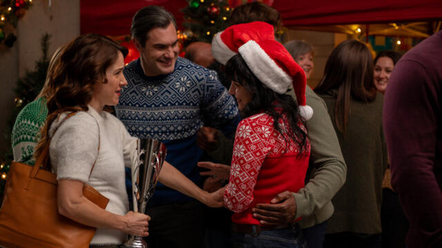 Коледа, любов и фъдж (синхронен екип, дублаж по Нова телевизия на 26.12.2025 г.) (запис)