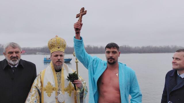 Ултраплувецът Теодор Цветков извади Богоявленския кръст от Дунава в Русе