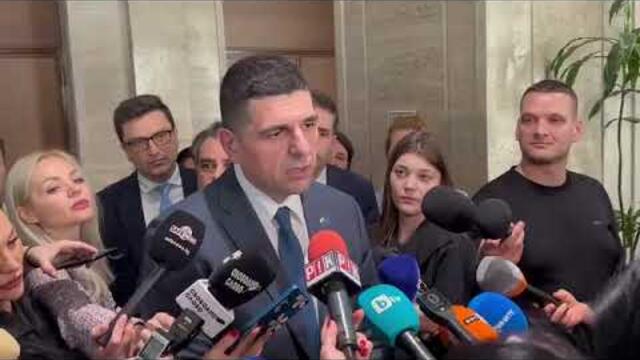 Асен Василев остро към ИТН и БСП: Защо блокирате премахването на охраната на депутати?