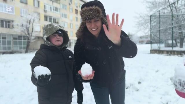 „Как изглежда щастието? Сняг + деца + смях 😂❄️“
