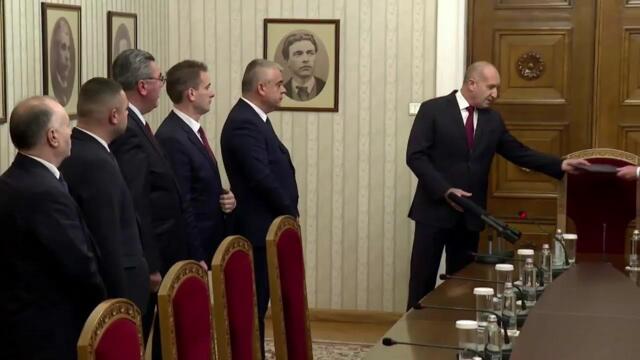 ❗🎥 На живо: Президентът Румен Радев връчва мандат за съставяне на правителство на АПС