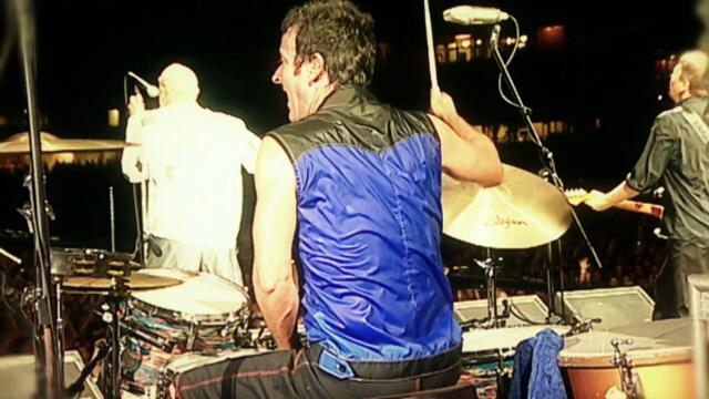 Midnight Oil chante son tube "Beds Are Burning"