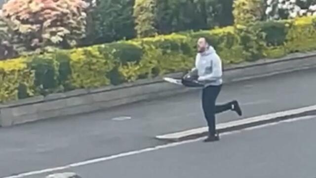 Footage shows chainsaw thug chasing police officer down street