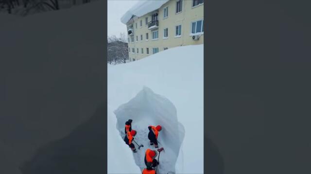 🇷🇺❄️Снег до 5го этажа. не хватает людей для уборки. #погода #сантьяготв #santiagotv #shorts #зима2026