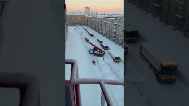🇷🇺❄️Снег до 5го этажа. Спасатели помогают расчищать снег. #santiagotv #сантьяготв #shorts #погода