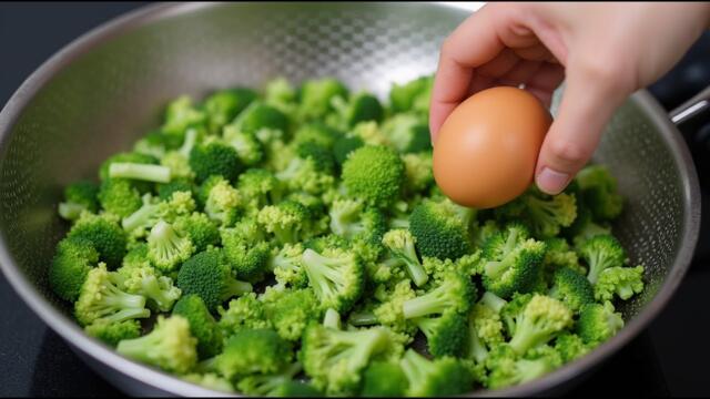 1 Brokkoli 🥦 + 3 Eier 🥚 = Unkompliziertes, super einfaches Frühstücksrezept!