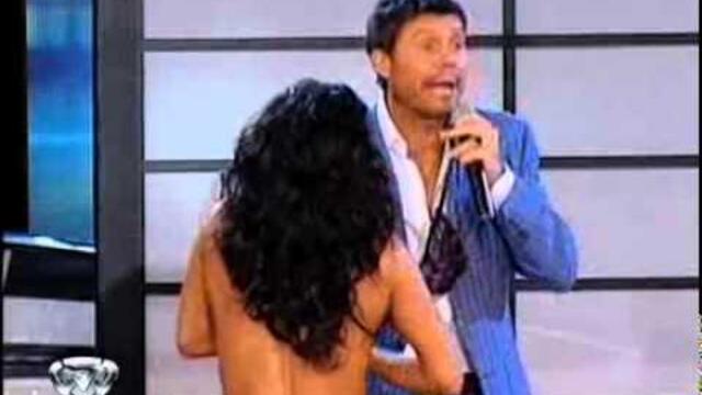 🍓🔥🔞 Showmatch 2010 - Marcelo ayudó a Silvina con su corpiño
