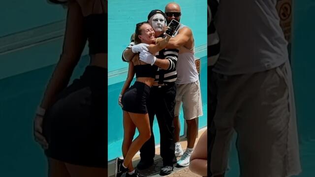 Couple having fun with 😂 Tom the mime seaworld  #seaworldmime #comedy #funny #tomthemime #fun